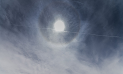 日暈と飛行機雲