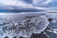 雨上がりの荒れた海　１