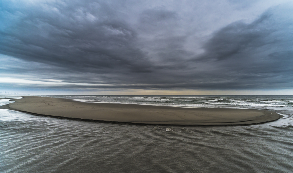 雨上がりの海岸　５