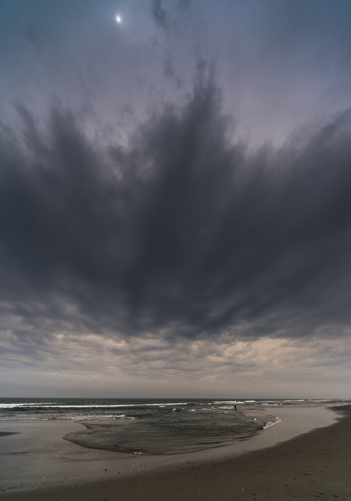 迫る雨雲