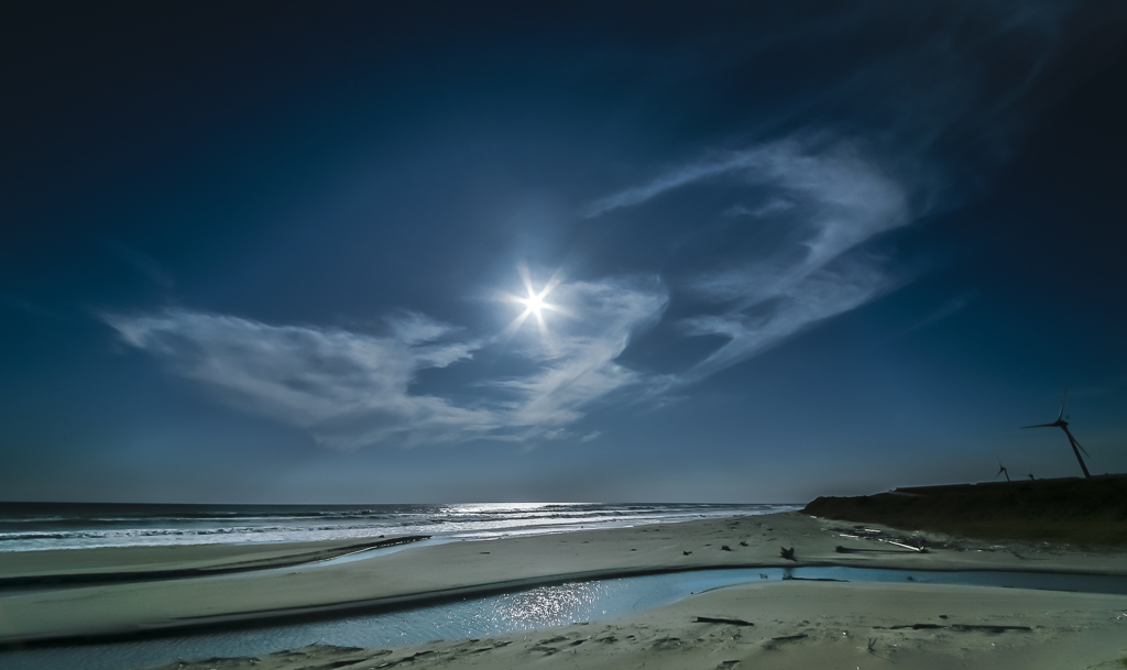 太陽を取り巻く秋雲