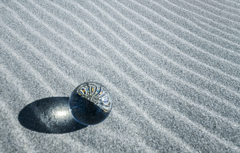 砂の上の水晶玉