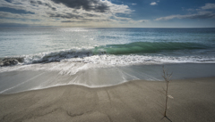 波を突き抜ける冬の陽　２