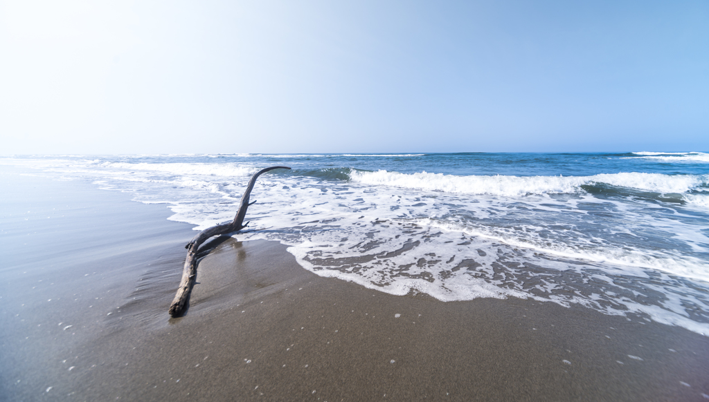 海の向こうは