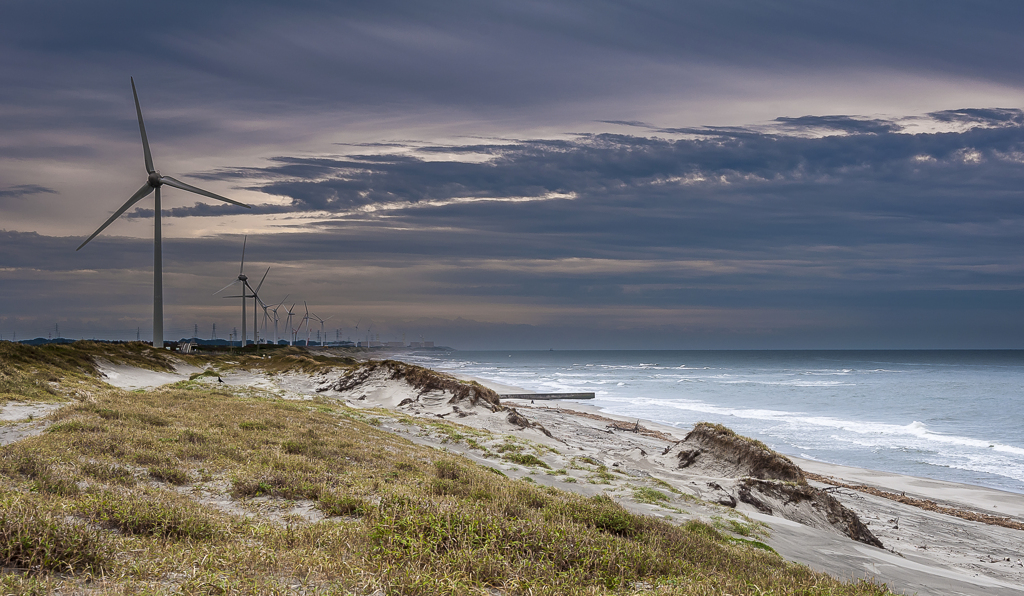 雨上がりの砂浜　２