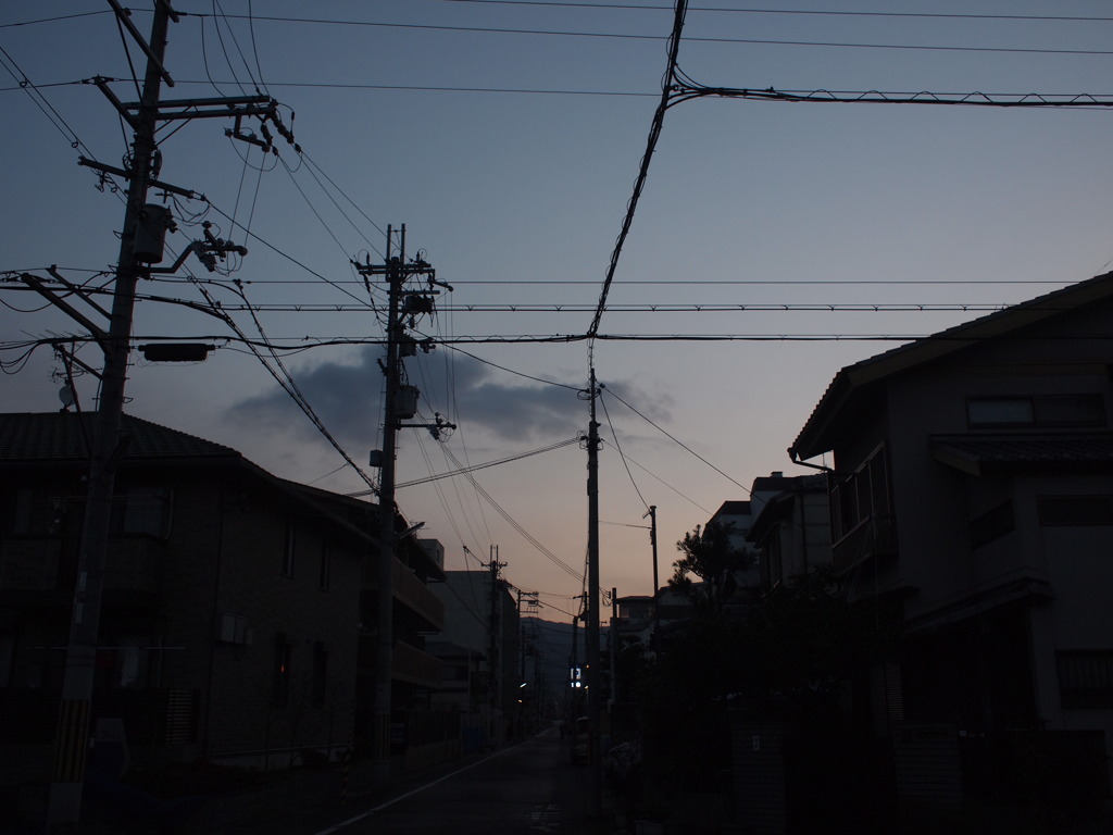 　闇　へ