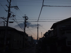 　闇　へ