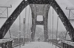 雪の光明池大橋