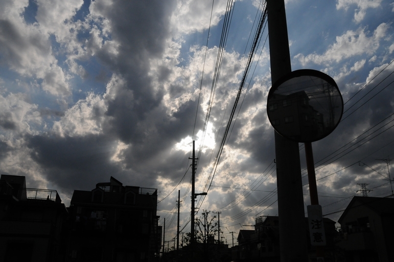 雲間から