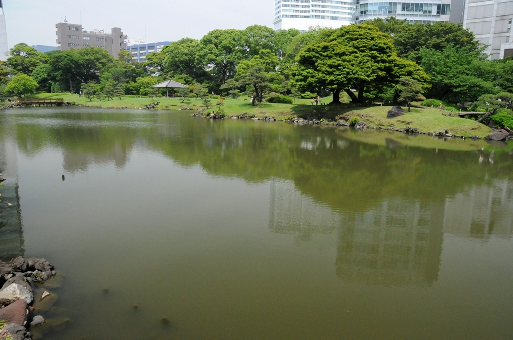 池の方から蓬莱を望む