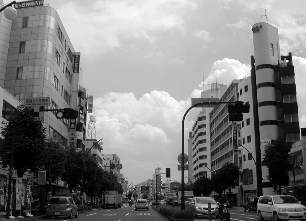 街角スナップ　「大通りの夏雲」