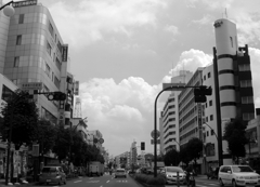 街角スナップ　「大通りの夏雲」