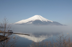 2/23フジサンの日は　湖霧に浮かぶ富士山