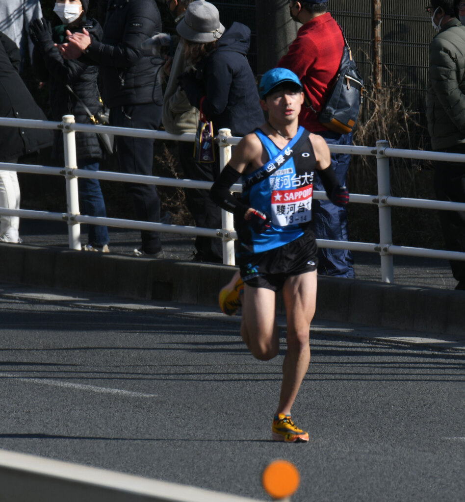 箱根駅伝　往路　浜須賀交差点デッドヒート