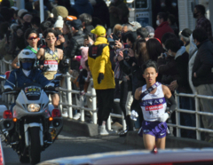 箱根駅伝　往路　浜須賀交差点デッドヒート