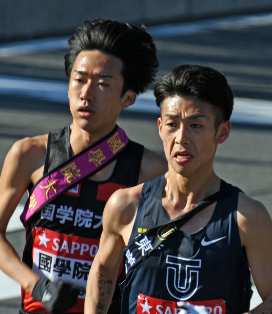 箱根駅伝復路　浜須賀交差点デッドヒート