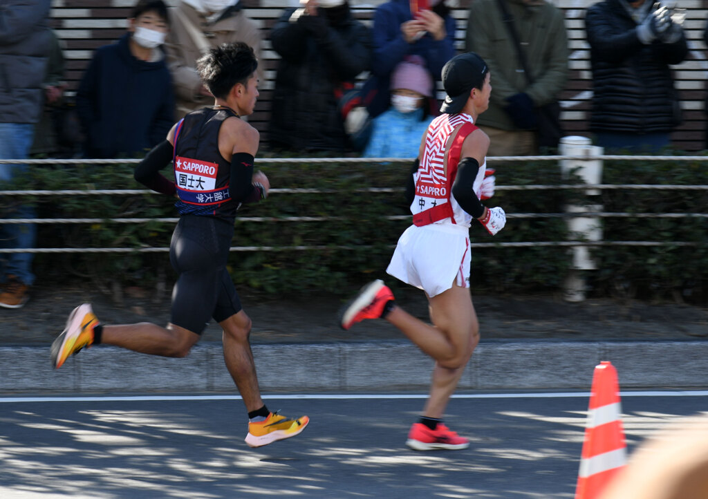 箱根駅伝　往路　浜須賀交差点デッドヒート