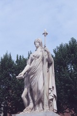 街の女神像