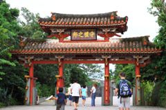 沖縄旅行(守礼門）