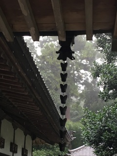 山寺の雨音