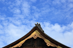 空に浮かぶ屋根