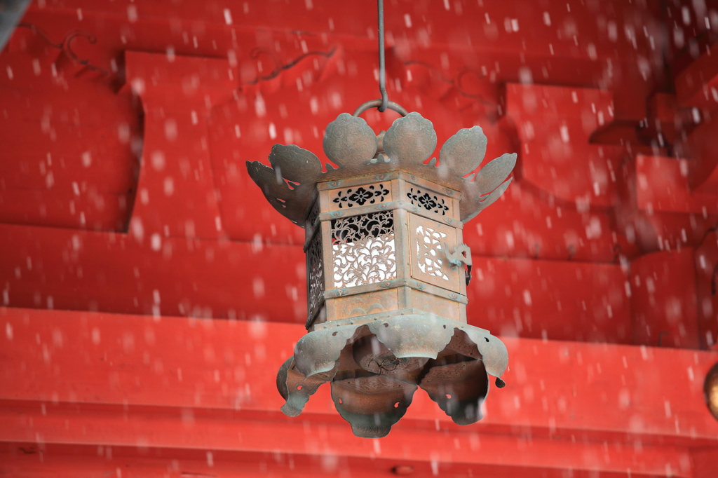 雪に舞う灯篭