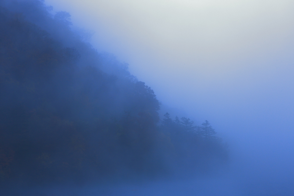 湖面に浮かぶ風景