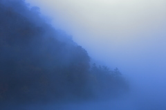 湖面に浮かぶ風景