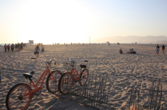砂浜で自転車とか。