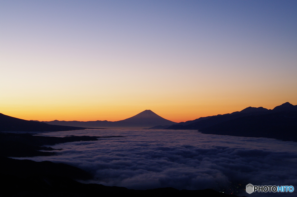 雲流れ出て