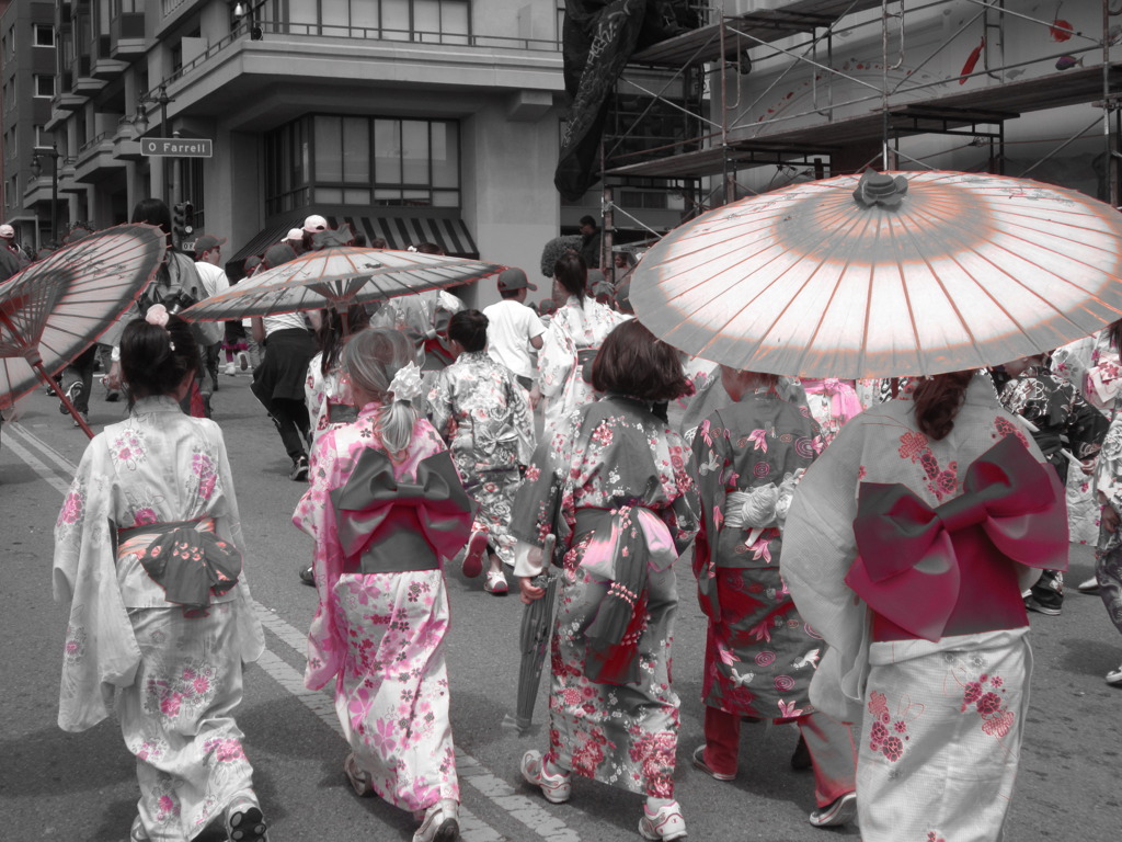 walking KIMONO girls!