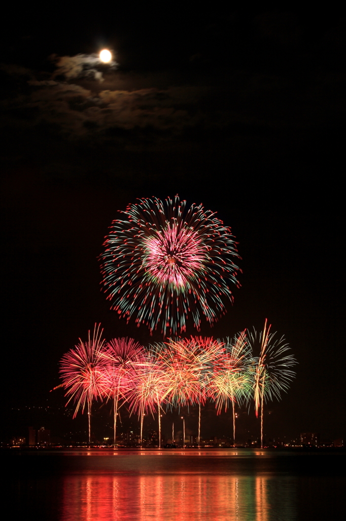 満月の夜に湖上を彩る