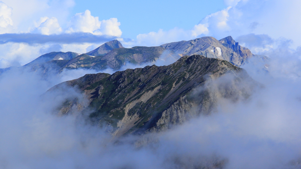 雲に浮かんだ白馬三山