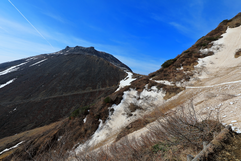 残雪の登山道