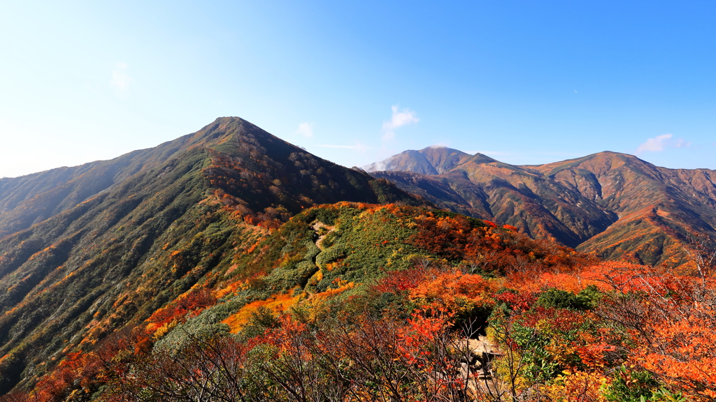 染まる朝日連峰