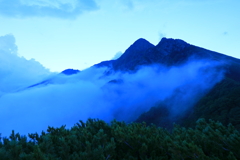 雲のかかる塩見岳