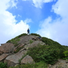 夏空を背に歩く