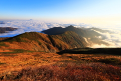 朝陽に浮かぶ稜線　大朝日岳より