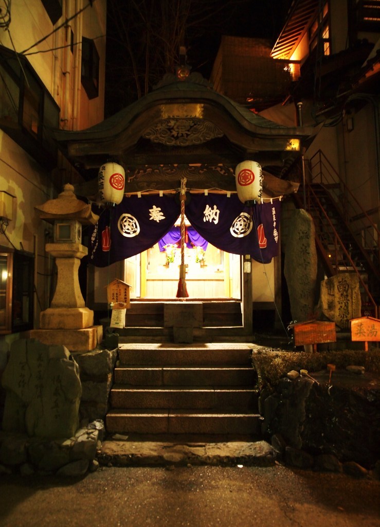 路地裏の御守りさん