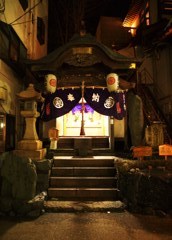 路地裏の御守りさん