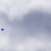 空に浮かぶ青い心