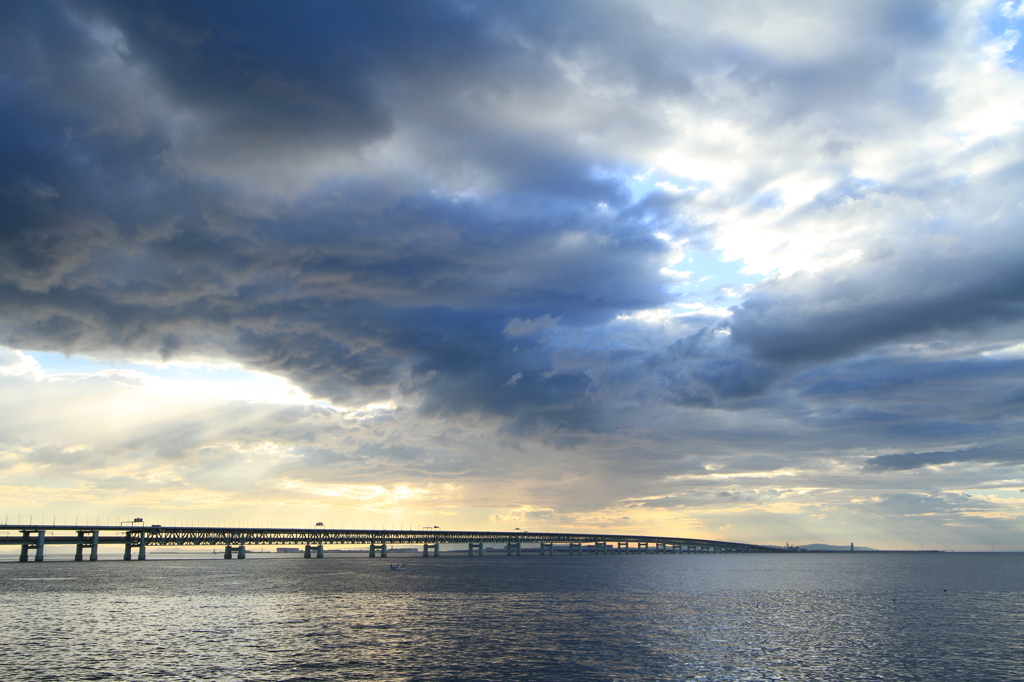 空と海と連絡橋と