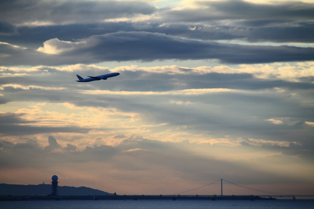 明石海峡大橋と飛行機