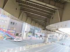 午後の街　高架下にて