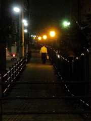 遠ざかる背中を