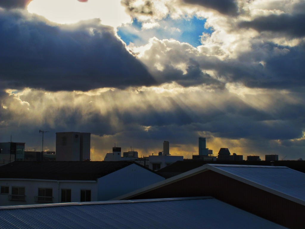 くもり空に天使の階段  