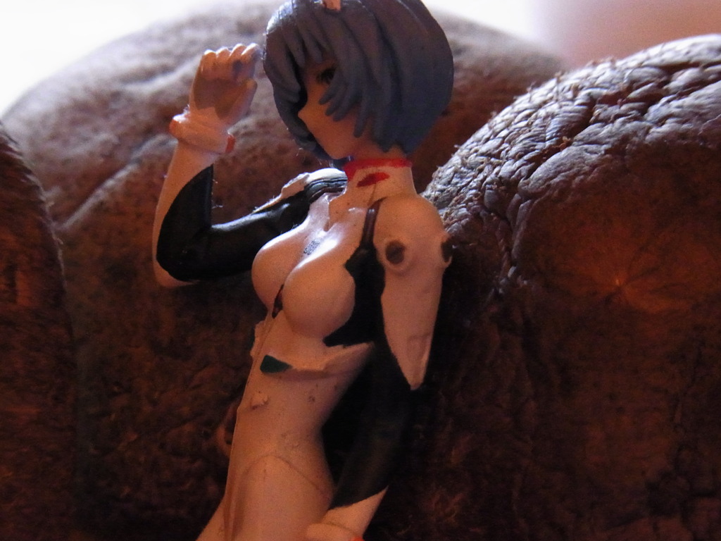 巨大しいたけに寄りかかる綾波レイ