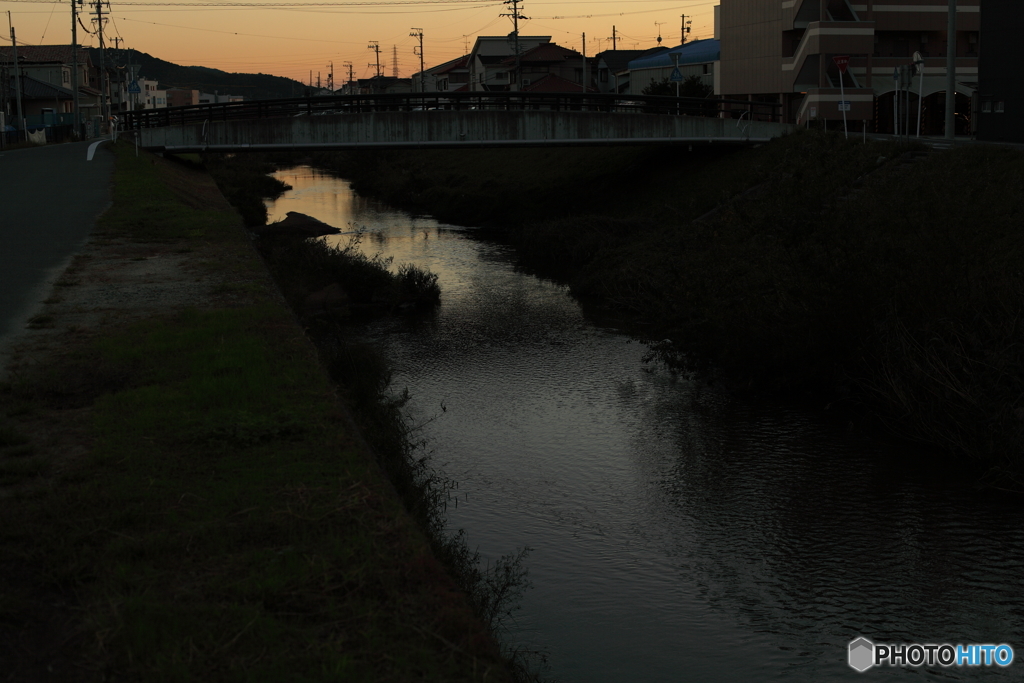 夕暮れの川