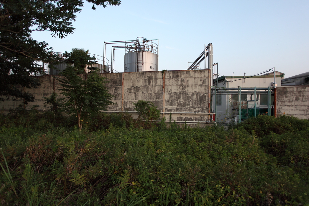 朝の工場