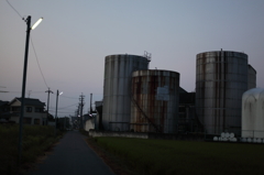 工場の裏手から